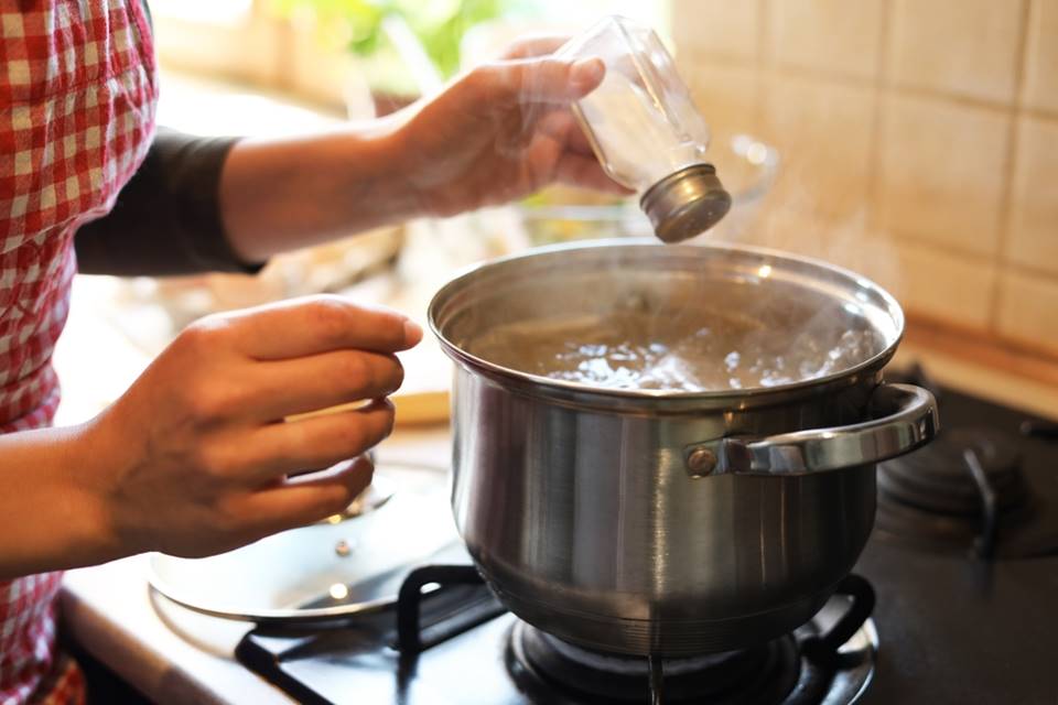 Přesolenou polévku lze zachránit. A není to vůbec složité