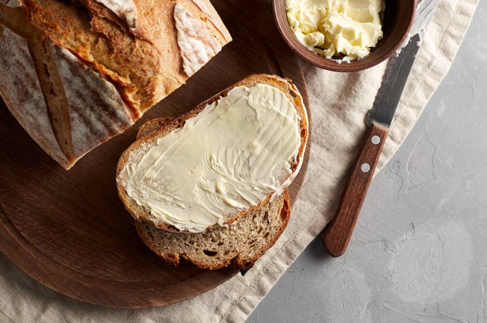 Jak vyndat máslo z lednice tak, aby se hned dalo natírat na chleba. Postačí vám sklenice s vodou