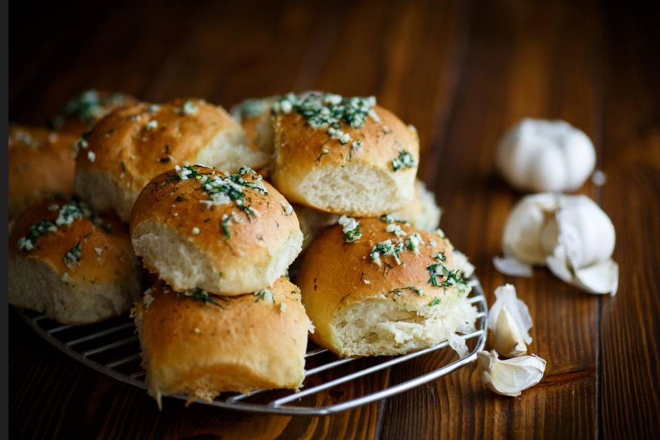 Skvělé česnekové bochánky s mozzarellou. Jsou rychlé, a přitom chutnají fantasticky