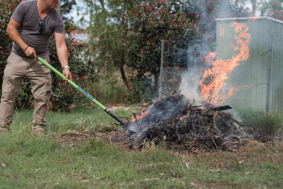 Kdo bude pálit trávu na zahradě, hrozí mu pokuta 50 tisíc korun
