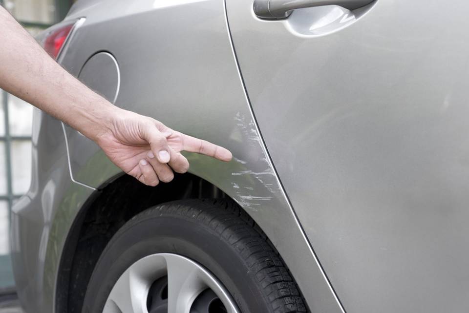 U obchodu si spousta lidí zničí auto. Ostatní řidiči jsou bezohlední